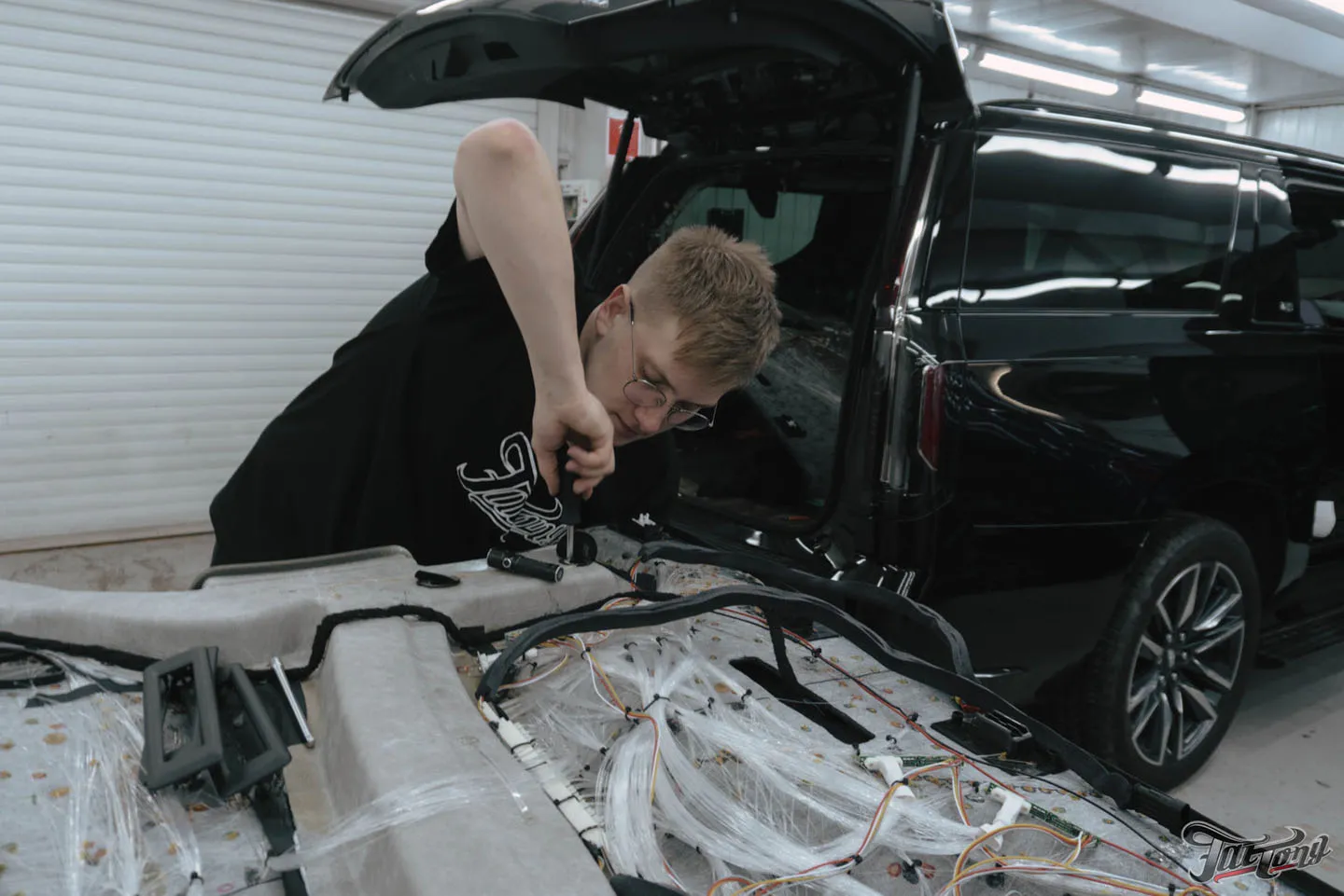 Проделали большую работу над Cadillac Escalade, часть 2: перетяжка потолка в алькантару, инсталляция звездного неба